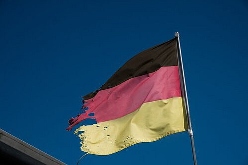 Linken-Politikerin reißt Deutschlandfahne ab – wegen „Faschismus“